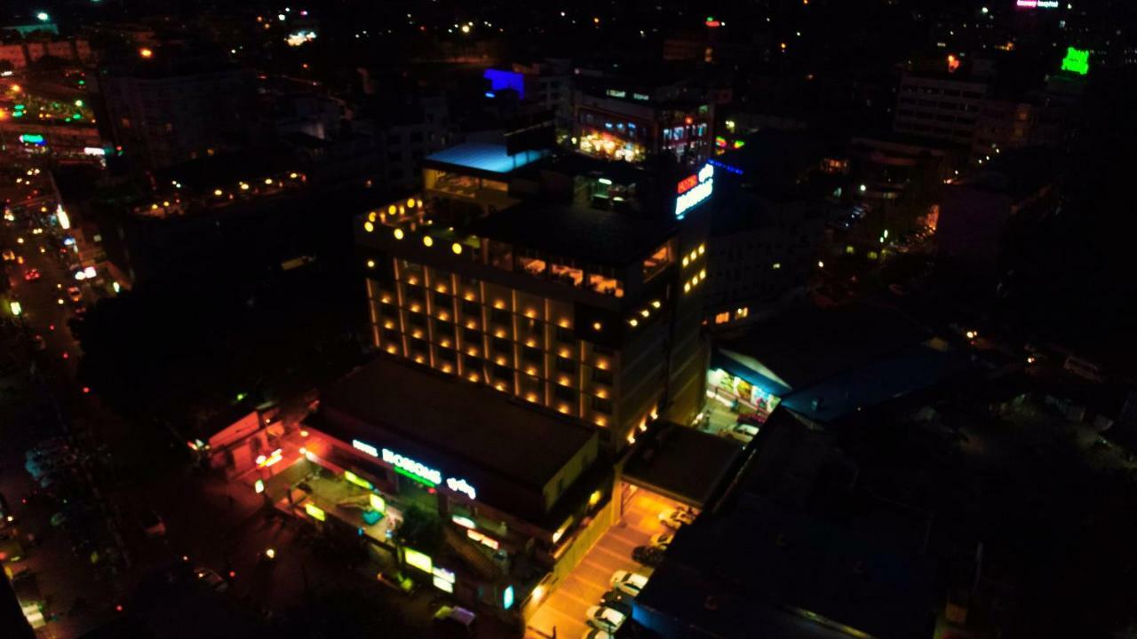 Hotel Blossoms Tiruchirappalli Bagian luar foto